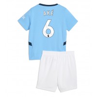 Maglia Calcio Manchester City Nathan Ake #6 Prima Divisa Bambino 2024-25 Manica Corta (+ pantaloncini)